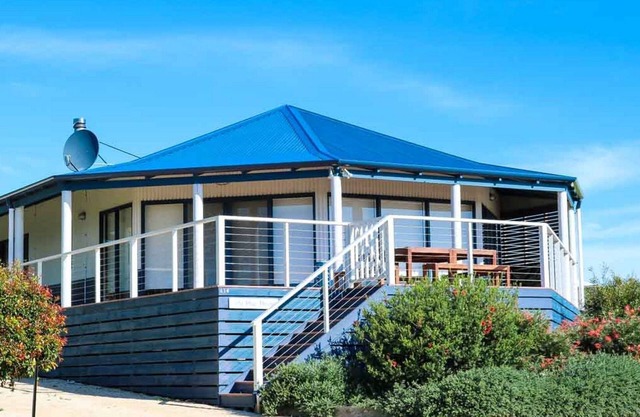 The Blue House - spacious coastal getaway
