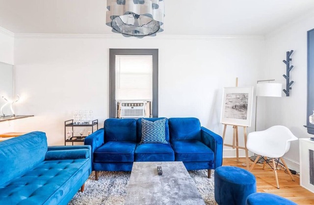 The Blue Sapphire: Modern & Stylish 2BR w/2 King Beds & Full Kitchen