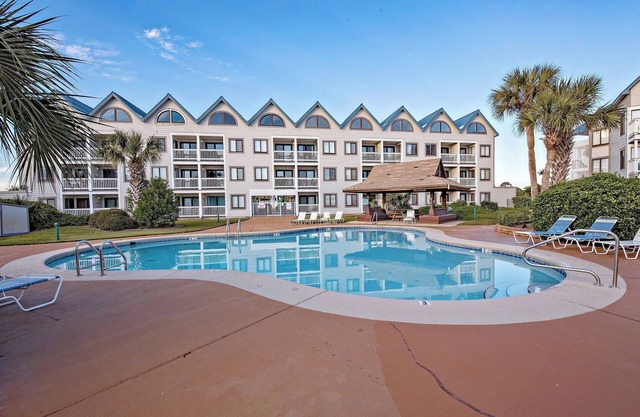 The Blue Squid 2-bedroom condo in charming Gulf Shores with fitness room, AC