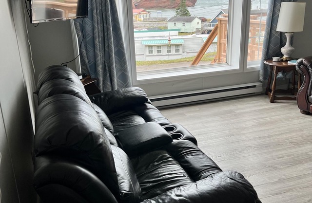 The Blue Whale Cottage- Beautiful Views and Hot Tub