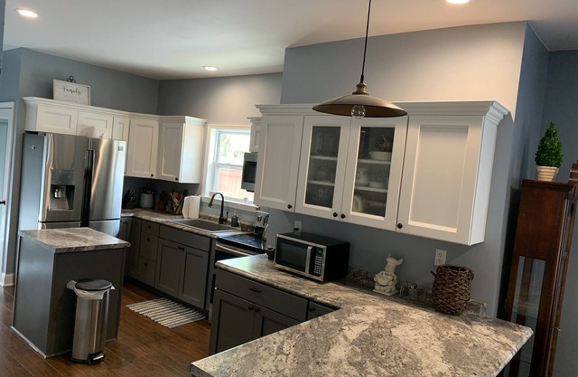 The Bluegrass Bungalow: Newly Constructed Sleeps 6: 3 beds 1.5bath. One Level.