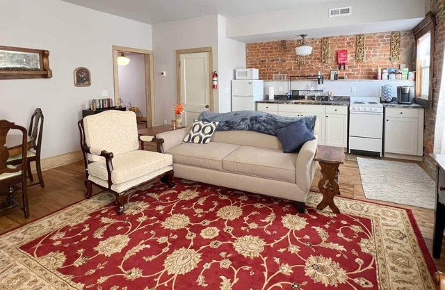 The Bookend Loft Above Perched above historic Pine Street in downtown Rolla