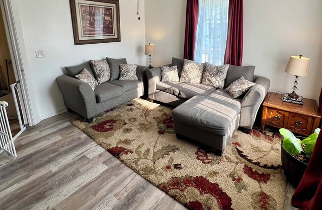The Boulevard! 3-bedroom 2 bath house. 10 minutes from campus!