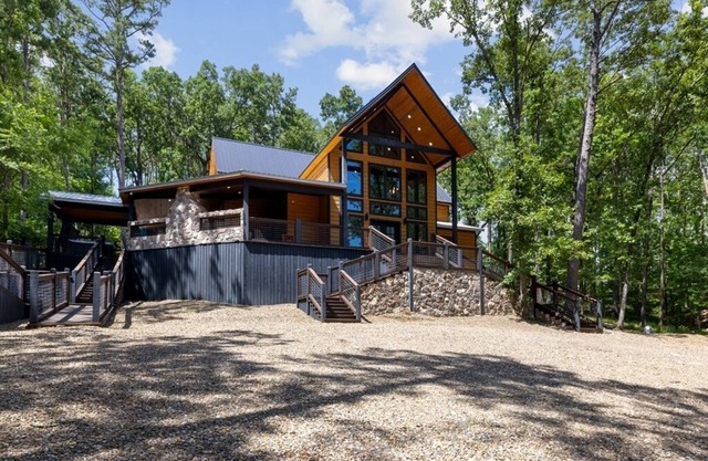 The Bourbon Bear High-profile Lodge, Near Lake, Hot Tub, Firepit, Playset, Games