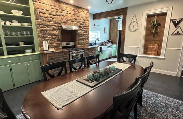 The Brick house on Lincoln-Walk to Shops, 15 Min to Gettysburg