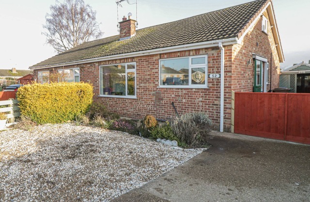 THE BUNGALOW AT MILL FALLS, pet friendly in Great Driffield