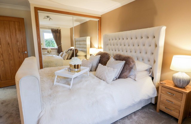 THE BUNGALOW, family friendly, with hot tub in Maybole