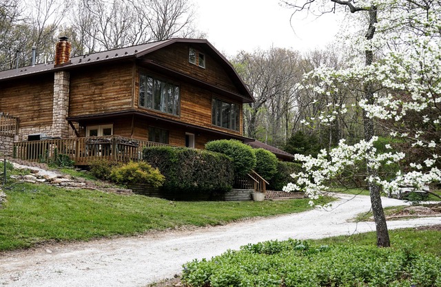The Bunkhouse- fire pit, waterfall, games, private retreat for the family!