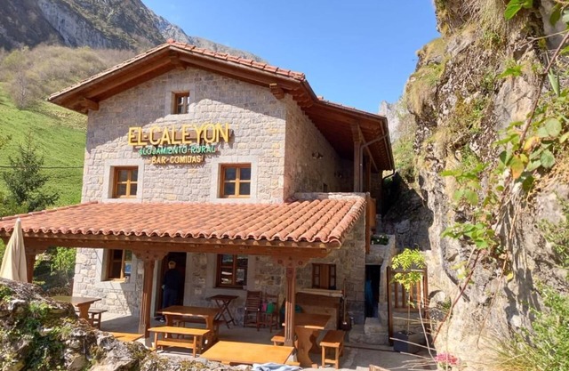 The Caleyon, village house with breakfast. Rooms with private bathroom.