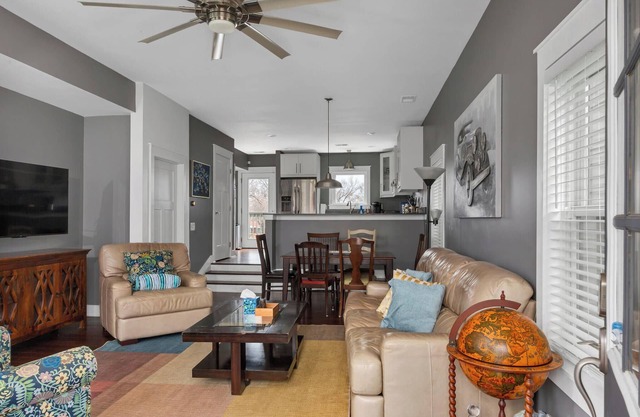 The Capitol District House-inside downtown lp & parking pad for two+free street