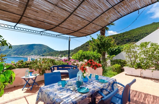 The "Captain's House" FLAT B, Canneto Bay view - 5 minutes from the beach