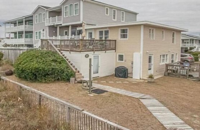 The Captain's Quarters - Oceanfront 2 Bedroom Home