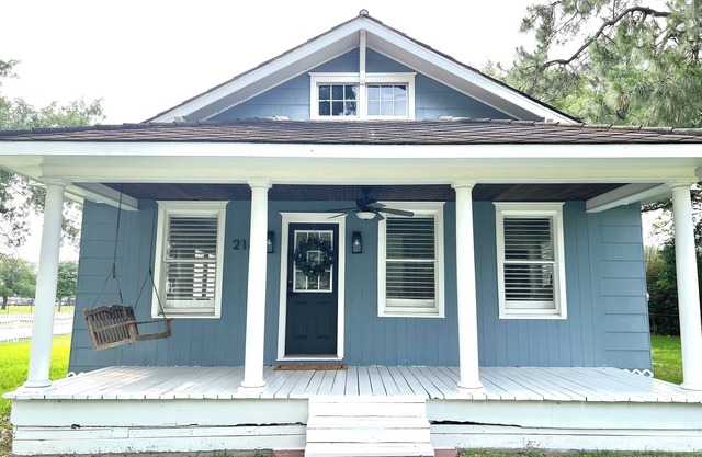 The Cardinal Cottage: Charming 1930s Restored Farmhouse In the Heart of Webster