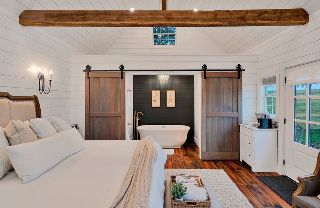 The Carriage House-Lux couples getaway with Soaker Tub and Walk-in Shower- 10 mi