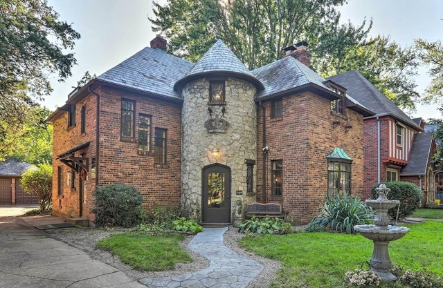 The Castle is back! 4 BR/3.5 BA, Game Room, Jacuzzi Bathtub! 1 mile from UT!