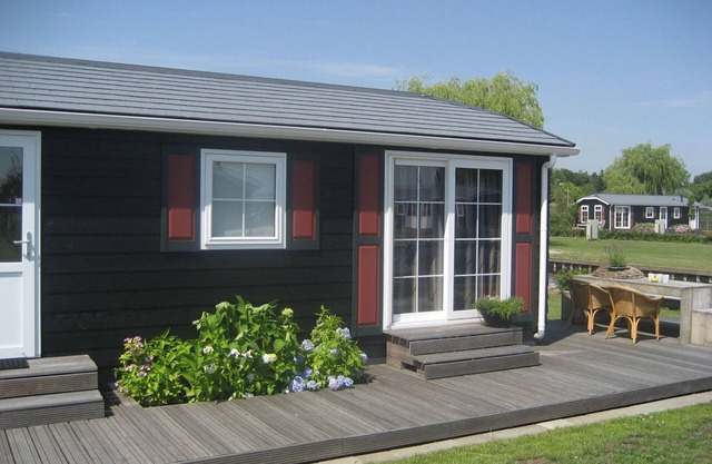 The chalets are fully equipped. The spacious living room has a comfortable seating area with a flat screen TV.