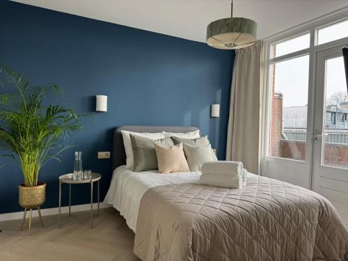 The Charming chic Garden View Den Aprt R2