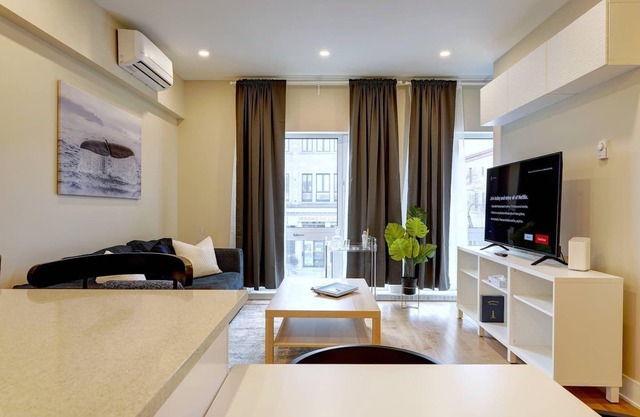 The Chic Condo in Plateau ♫ AC & Amazing Location
