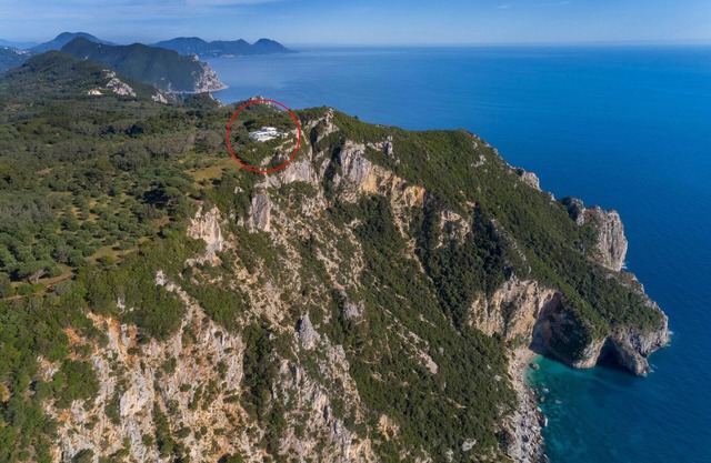 The Clifftop Villa - Ensconced in Nature's Magnificence