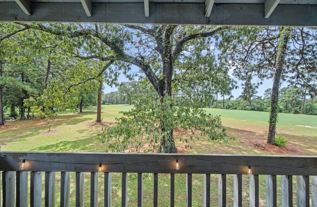 The Club House, 1-bedroom condo with WiFi, on the 18th hole in welcoming Daphne