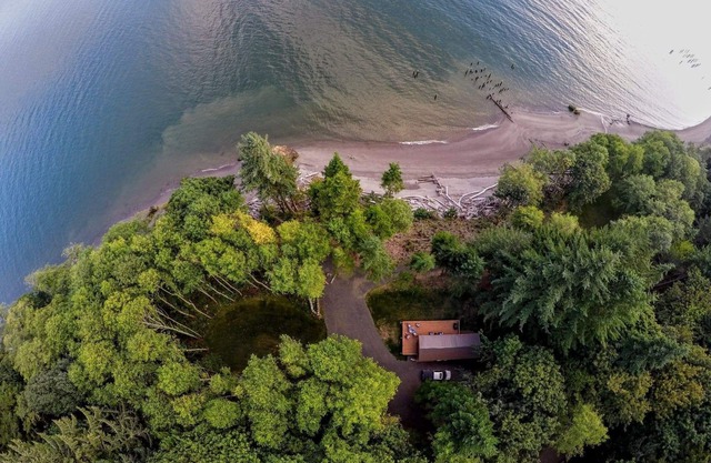 The Coho Cabin is located at the historic fishing town of Pillar Rock.