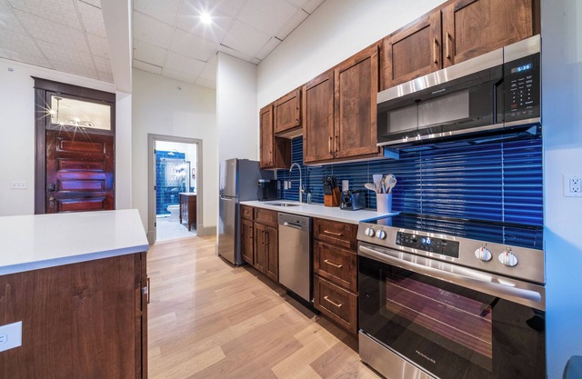 The Conservatory Suite - Huge, Luxury 3-Bedroom Apartment in Downtown Sedalia