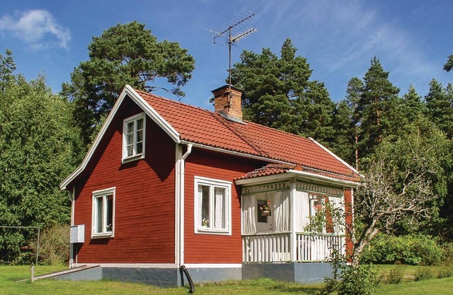 The cottage in the small village of Mörlunda enjoys a beautiful location, it is at the end of a road