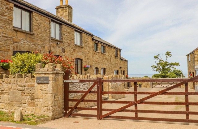 THE COTTAGE @, romantic, character holiday cottage in Gwespyr