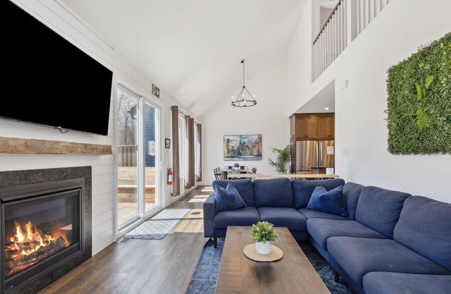 The Cottages at Blue: 21 BDR Triplex for 44 Guests