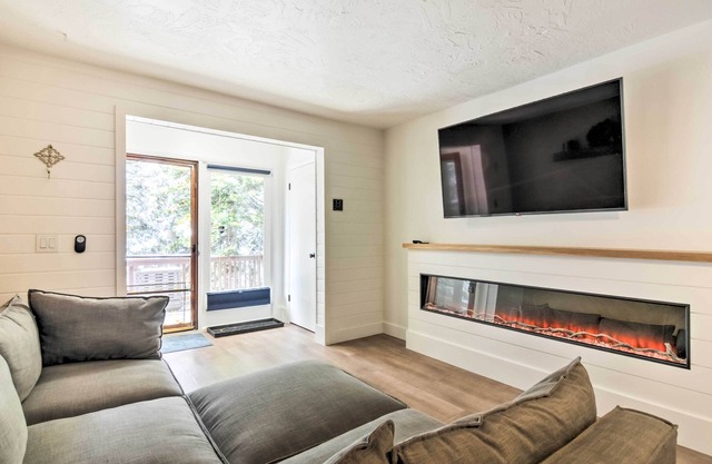 The Cottages: Ski-In/Out Retreat - Hike & Explore!