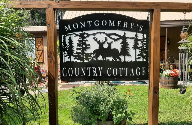 The country cottage: with gorgeous 5 person hot tub!