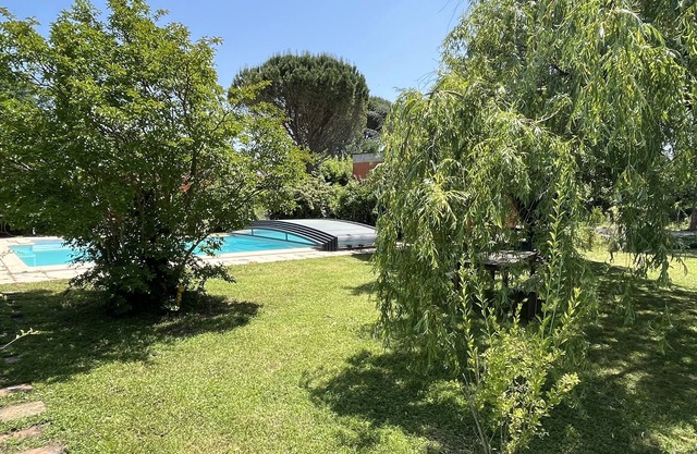 The countryside in the city center, swimming pool, large garden, quiet.