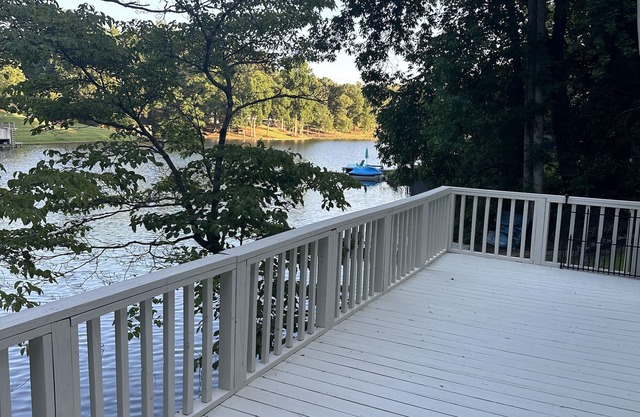 The Cove at Lake Houser-lakefront home, large deck, fishing/kayak/paddle board