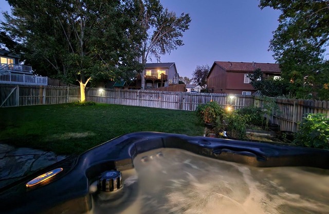 The Cove In New Millard 3Bed 2Bth Hotub Multi-lvl Deck Seats 8. Modern Split lvl