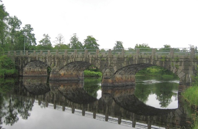 The cozy cottage is located on a large, sheltered plot near the river Helgå.