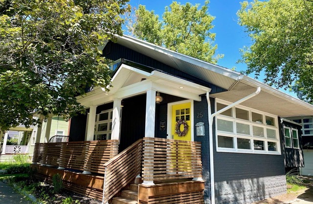 The Cozy Cottage- a Village gem! Sleeps 7-central location-walk to shop & eat!