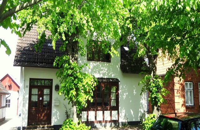 The cozy vacation property "Altes Kapitänshaus" in Arnis, the smallest town in Germany, scores not only with its unique location on this romantic peninsula, but also with a 1,000 square meter waterfront property with its own boat.