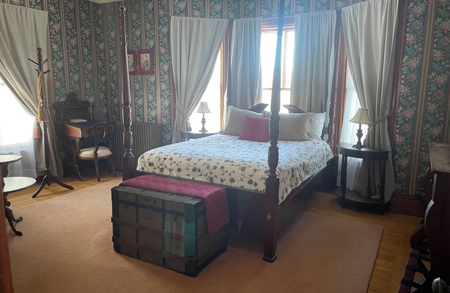The Cummings Room - Queen Bed - The Guilford Bed & Breakfast