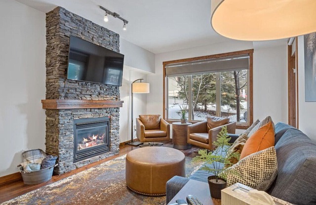 The Den | Outdoor Hot Tub + Pool | Walkout Patio