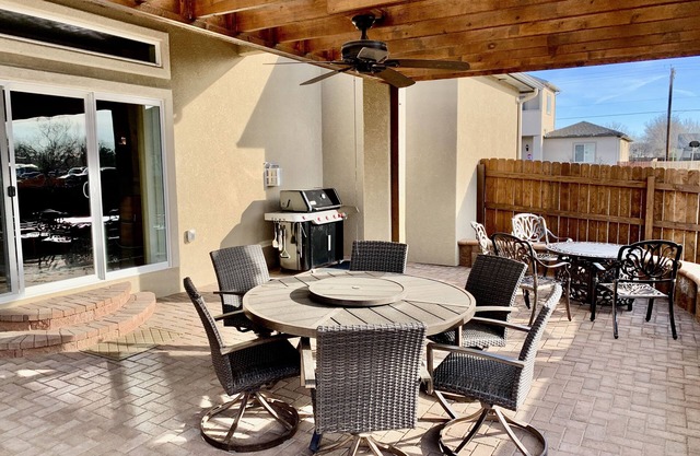 The Desert Moon- A luxurious retreat w/amazing patio, shuffleboard, EV charger