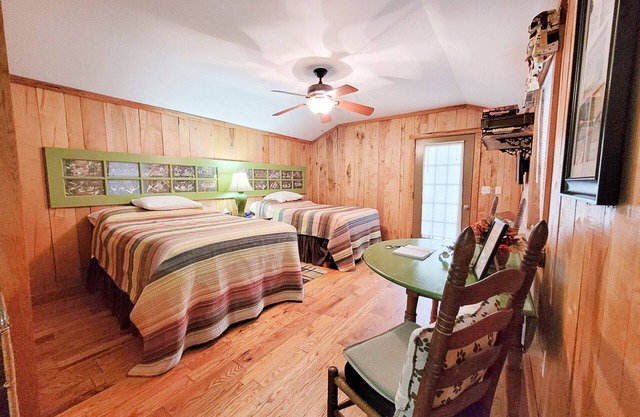 "The DogHouse" a Pet Friendly Cabin near Fall Creek Falls, The Doghouse - Pet Friendly Cabin w/View
