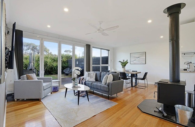 The Dolphin Cottage - 250m to bay beach