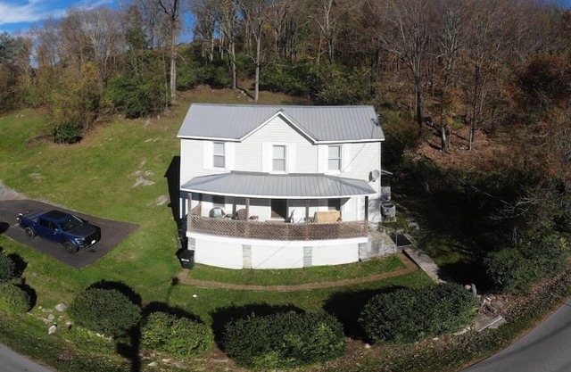 The Dragon's Den 5 bedroom house 1 mile to Main St