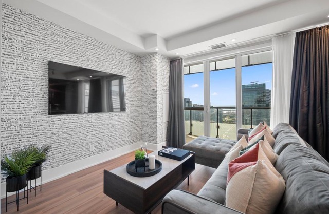 The Ellios Suites - In Downtown Toronto, Opposite CN Tower & Rogers Centre
