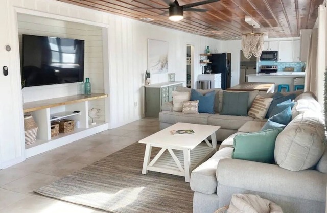 The Emerald Escape! Feet From Beach! Private Pool!