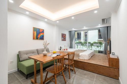 The Emerald Lotus Hanoi-Elegant Stay with Rooftop Pool & Elevator-Near Old Quarter