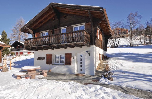 The enchanting Stockji holiday chalet is located on the edge of the Bürchen chalet zone.