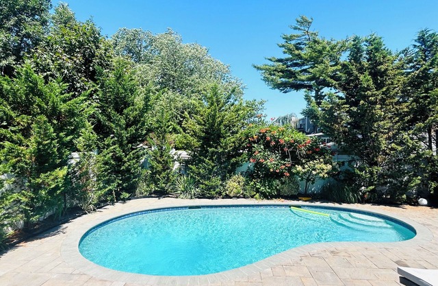 The Endless Summer House Only 10 Mins Drive to Long Beach! Heated saltwater Pool