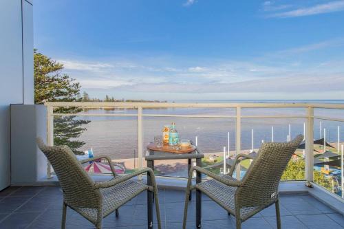 The Entrance Vista - Waterfront Stay with Pool and Spa