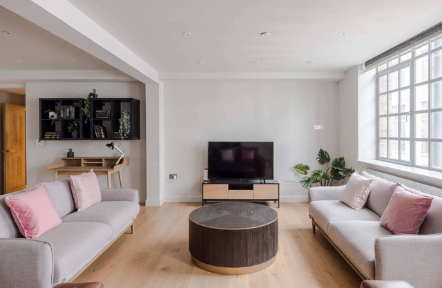 The Eyre Suite Five - Farringdon - by Frankie